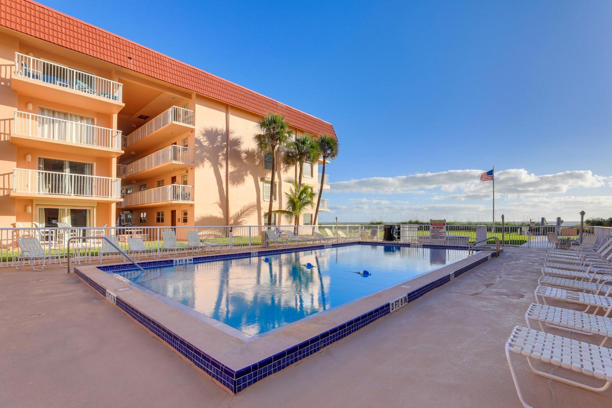 Central Cocoa Beach Condo With View, Steps To Beach! Bagian luar foto