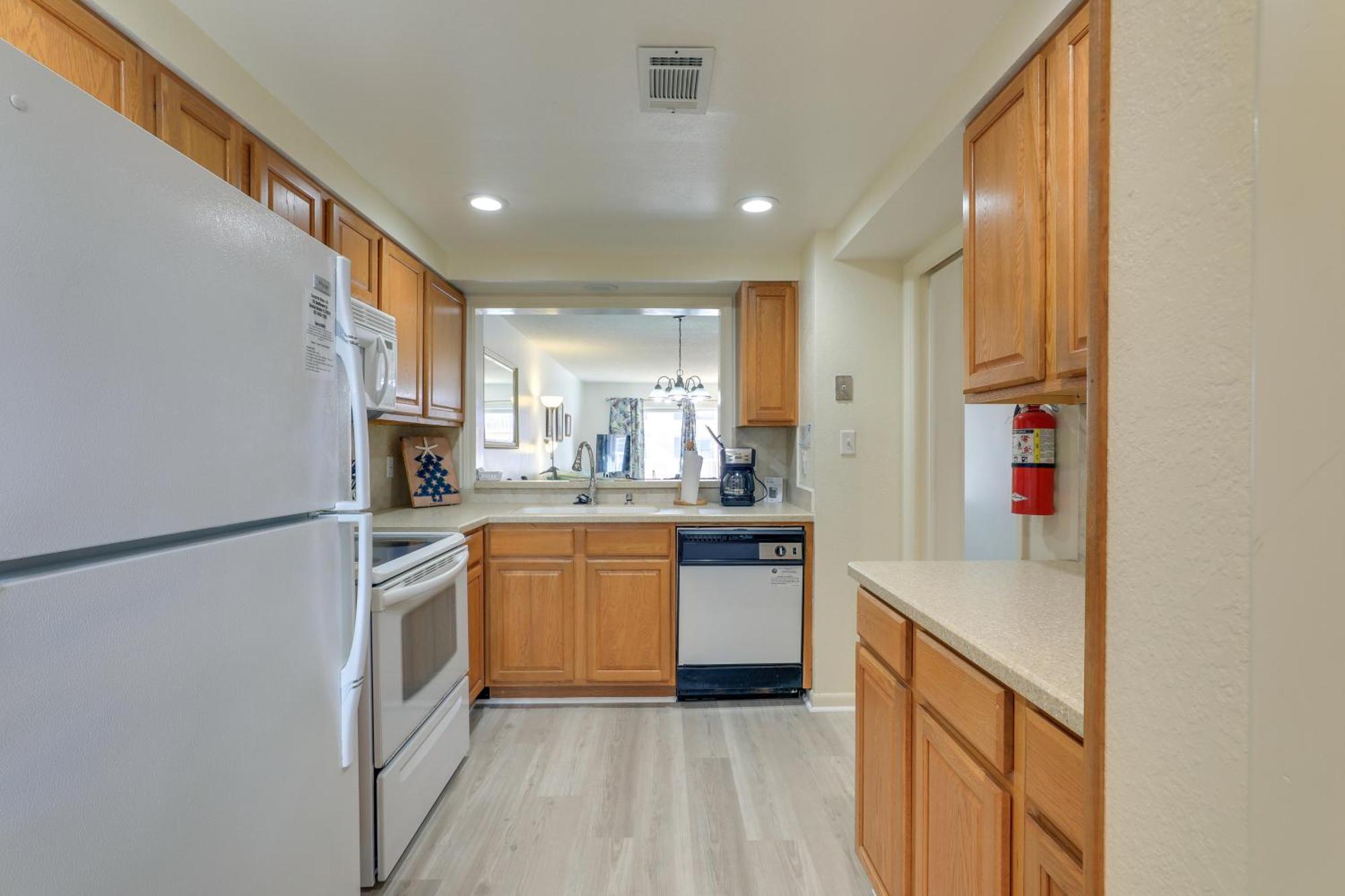 Central Cocoa Beach Condo With View, Steps To Beach! Bagian luar foto