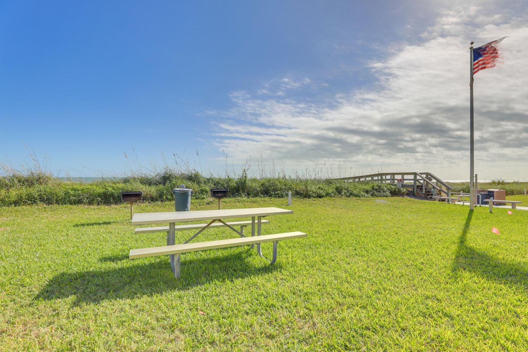 Central Cocoa Beach Condo With View, Steps To Beach! Bagian luar foto